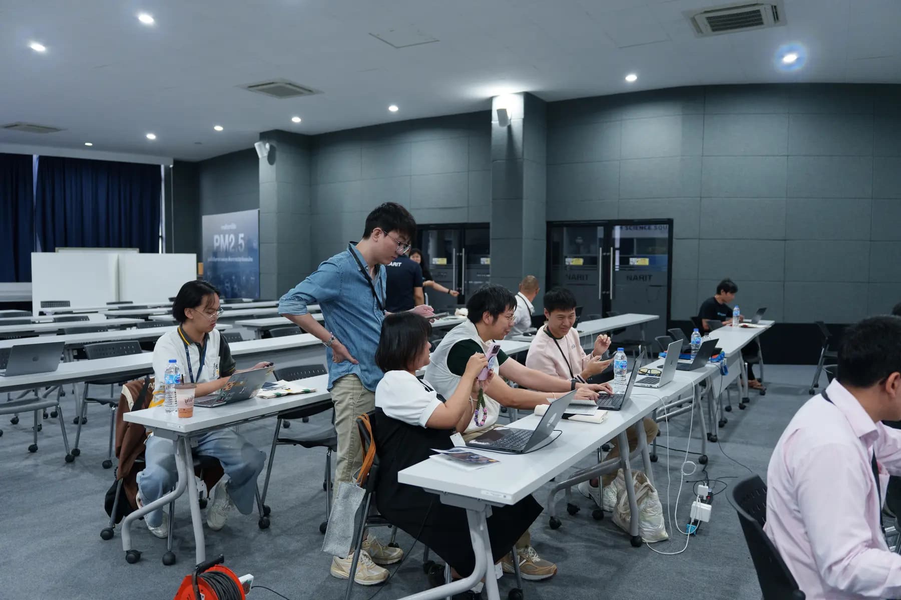 ผู้เข้าร่วมนั่งทำ hands-on lab ในห้องอบรม NARIT