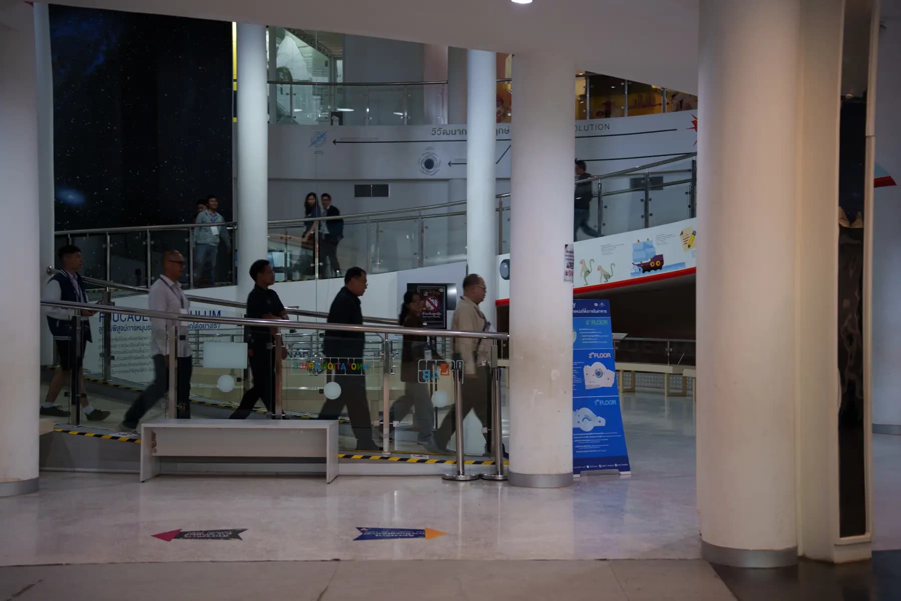 ผู้เข้าร่วมยืนชมประตูห้องเครื่อง ADA HPC ที่ NARIT