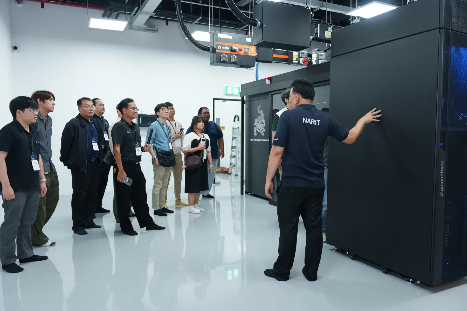 ทีม NARIT อธิบายระบบ HPC ให้ผู้เข้าร่วมฟัง