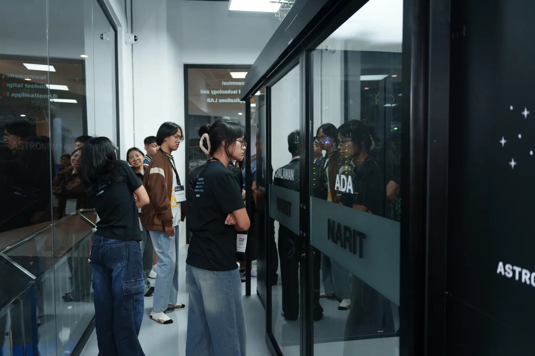 ผู้เข้าร่วมเดินชมระบบ ADA HPC ผ่านกระจกห้องเครื่อง